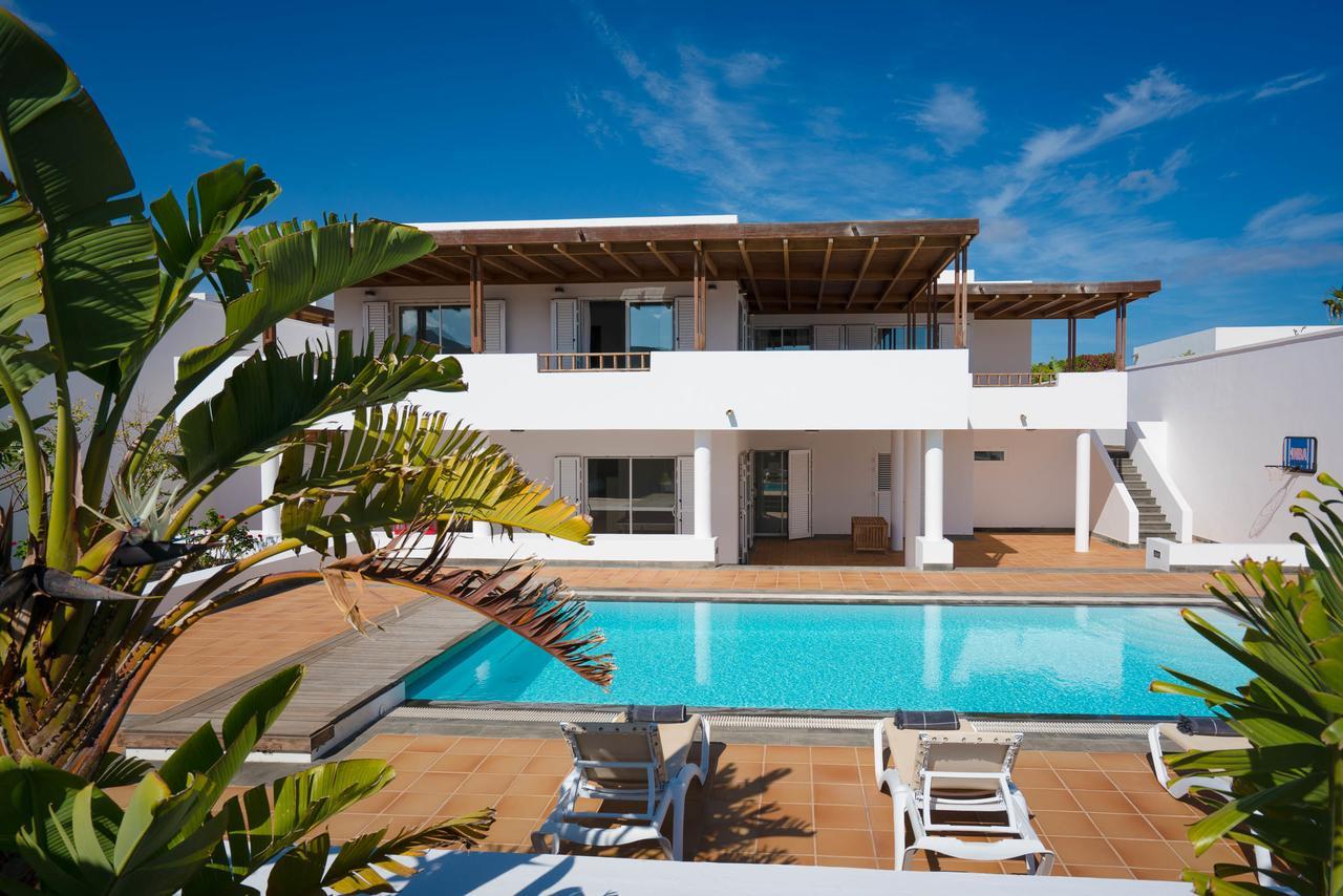 Villa Dedalos - A Luxury Large Villa With A Heated Pool In Puerto Calero Exterior photo